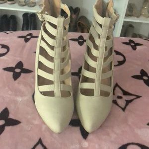 Size 7 1/2 excellent condition worn once